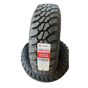 Pneumatico mud terrain 235/75 R15 con design aggressivo, ideale per fuoristrada e uso quotidiano